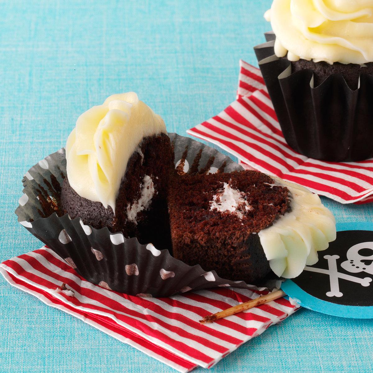 Chocolate Cupcakes with Marshmallow Cream Filling_image