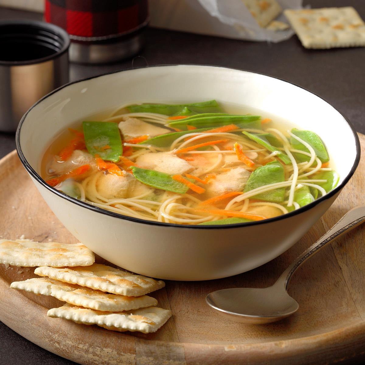 Суп из куриной голени. Азиатский суп. Азиатский суп с курицей. Азиатский суп с лапшой и курицей. Азиатский суп с лапшой и яйцом.