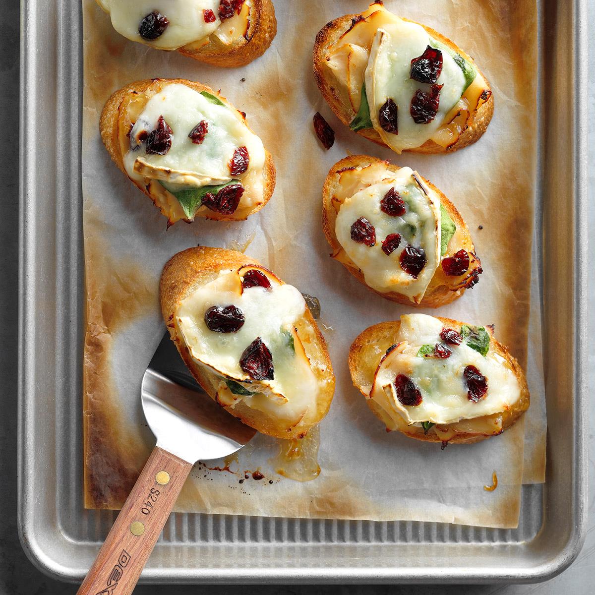 Roasted Chicken and Brie Holly Mini Bites_image
