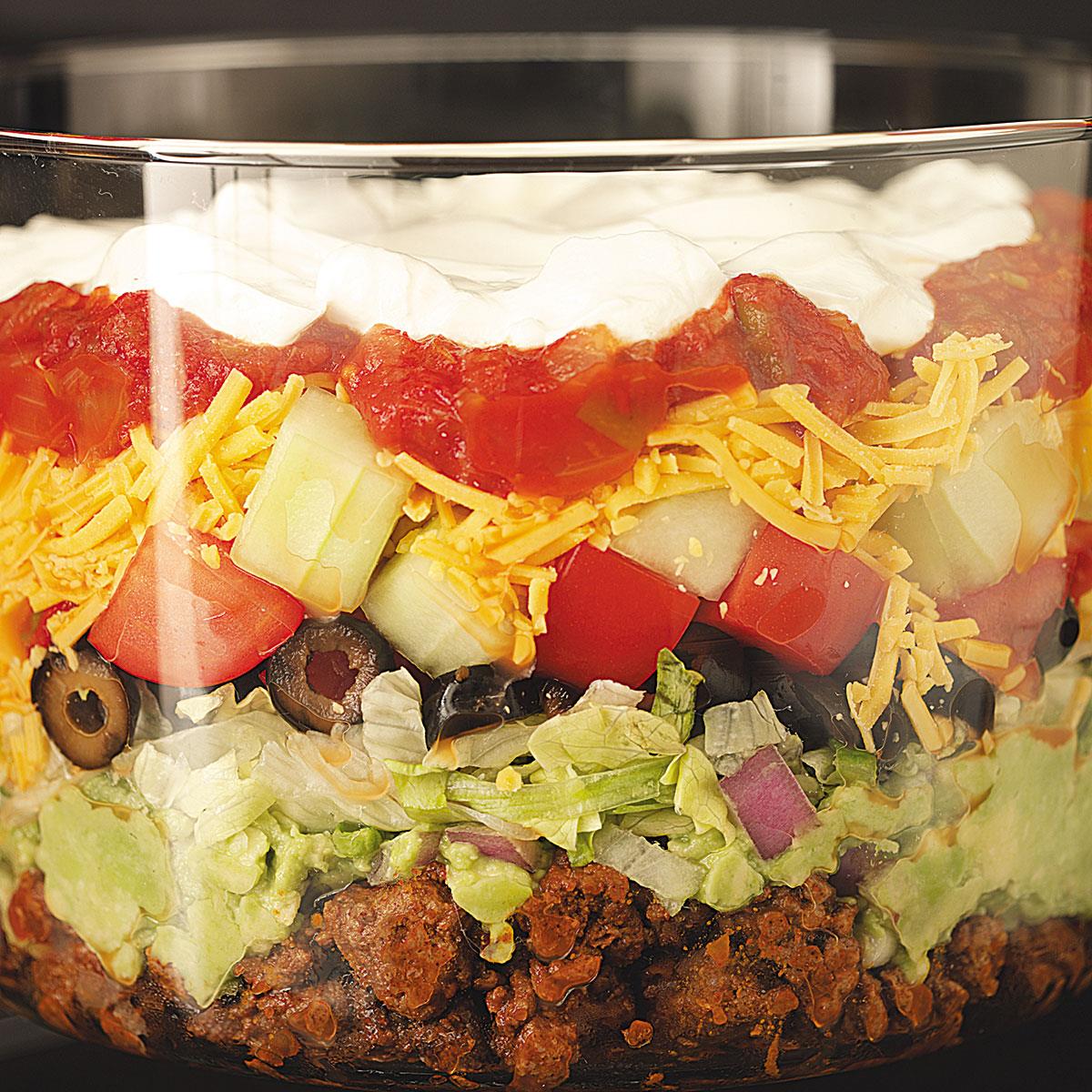 Chẳng cần phải đến Mexico để thưởng thức món ăn truyền thống đầy màu sắc. Với món Layered taco salad recipe, bạn sẽ có xúc cảm như được phục vụ ngay tại Mexico với hình ảnh món ăn tràn đầy màu sắc và hợp khẩu vị.