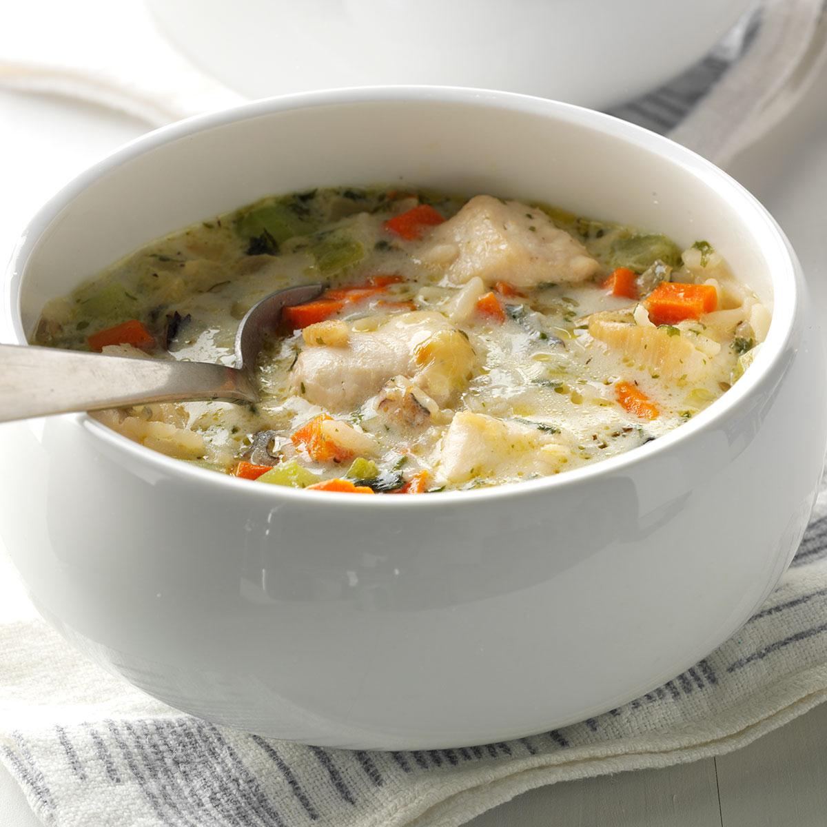Суп рис морковь. Кантонский рисовый суп. Куриный суп с рисом. Рисовый суп с курицей. Суп с рисом и курицей.