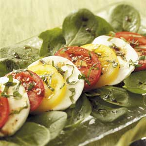 Colorful Tomato 'n' Mozzarella Salad_image