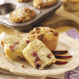 Streusel-Topped Plum Muffins_image
