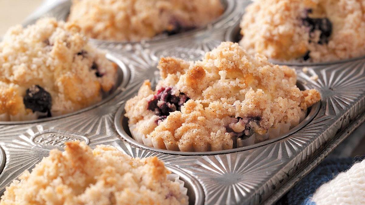 ekstremt Hindre trække Blueberry Streusel Muffins Recipe: How to Make It