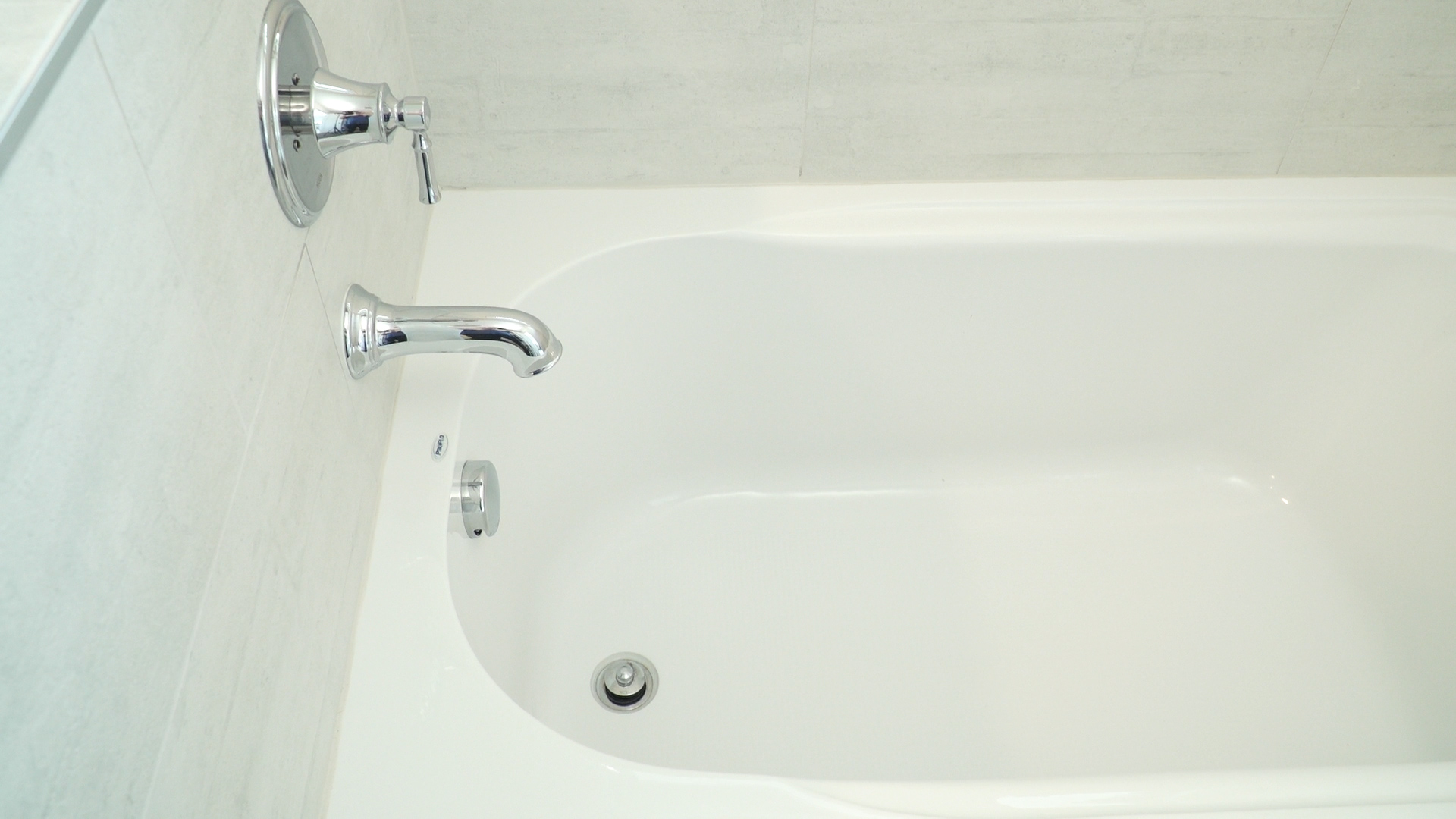 How to Clean a Bathtub So You Can Enjoy a Proper Soak